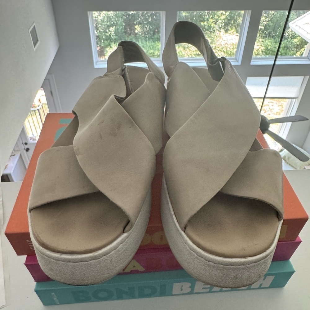 Vince Weslan Light Straw Flatform Crisscross Sandal Sz 37/7